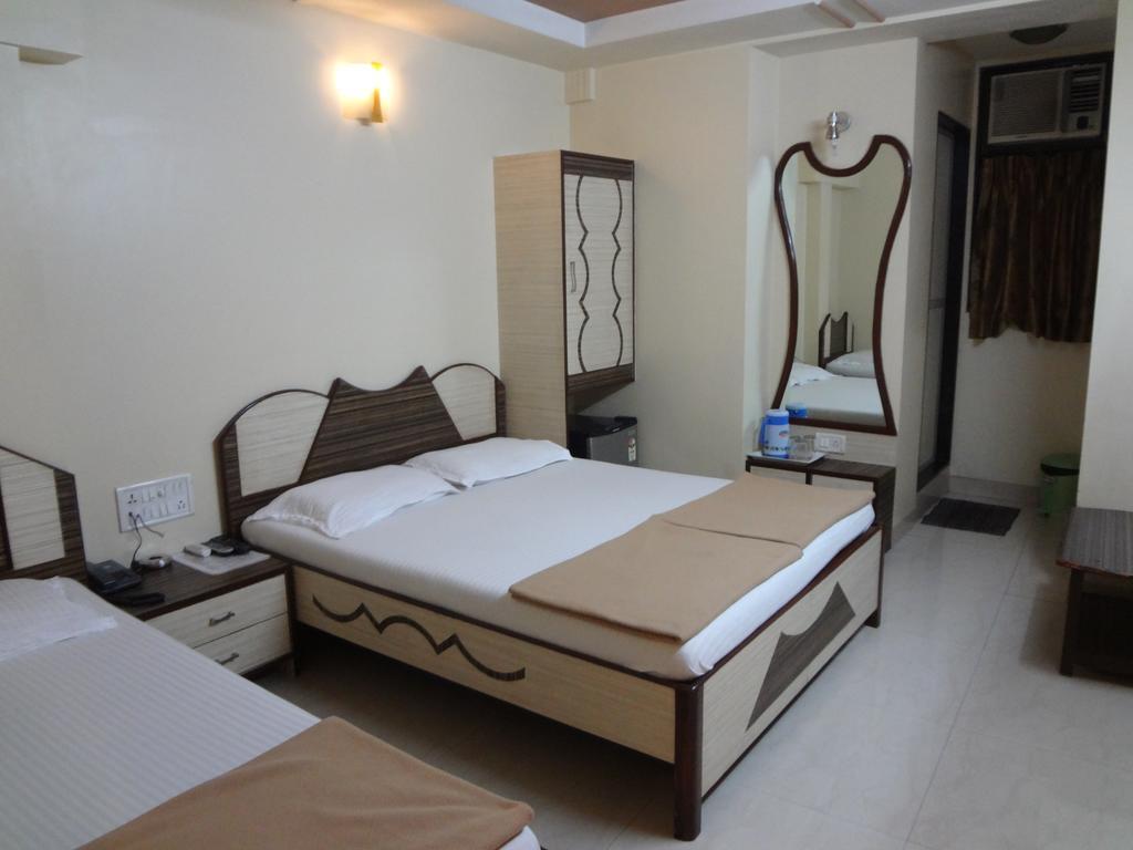 Hotel Broadway Colaba Mumbai Zimmer foto