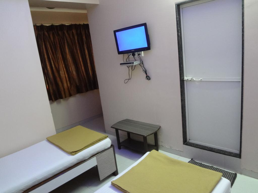 Hotel Broadway Colaba Mumbai Zimmer foto